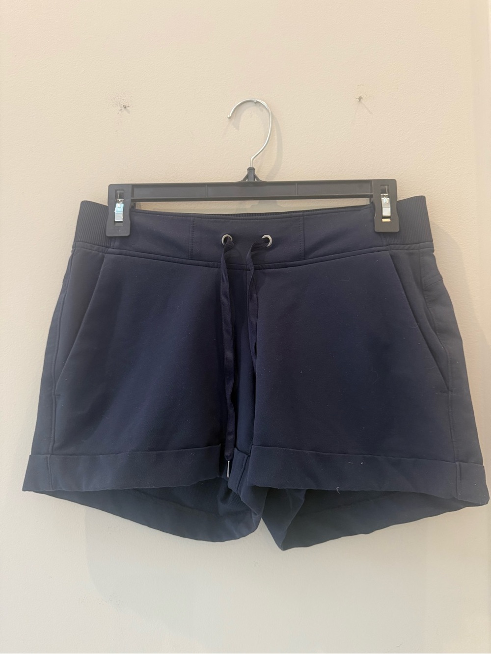 Athleta Navy Stretch Performance Mid Rise Shorts Size 4